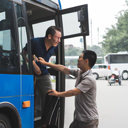 Tài xế thân thiện và chuyên nghiệp của nhà xe Đại Thắng Hà Nội hỗ trợ khách hàng xuống xe.