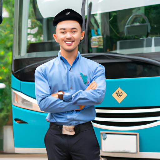 Tài xế thân thiện và chuyên nghiệp trong bộ đồng phục Hương Sơn Sài Gòn đứng bên cạnh xe buýt.