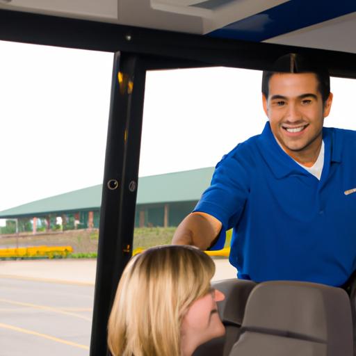 Một tài xế nhiệt tình và chuyên nghiệp hỗ trợ hành khách lên xe buýt.