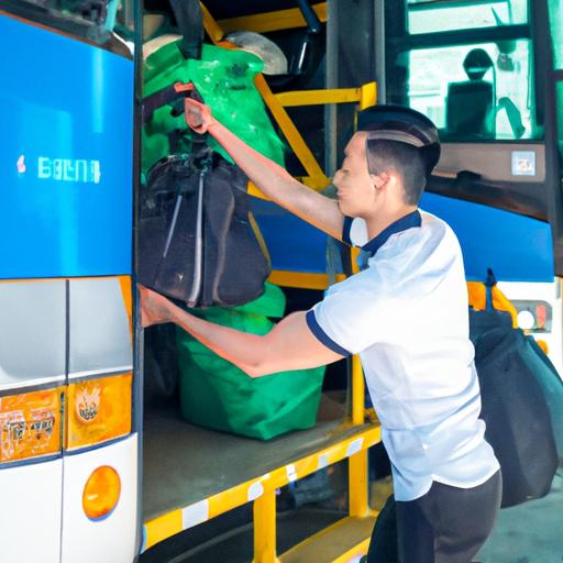 Tài xế xe buýt Anh Tuyên đang chất hành lý lên xe trước khi khởi hành