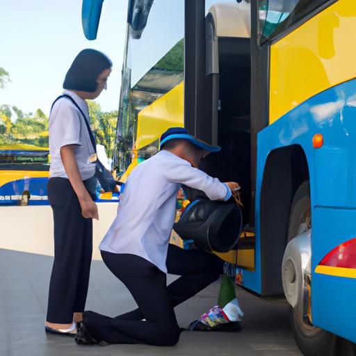 Tài xế xe buýt Hùng Thủy giúp đỡ hành khách với hành lý của họ