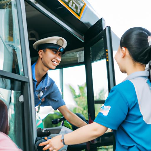 Tài xế thân thiện trong bộ đồng phục màu xanh giúp đỡ khách lên xe buýt Nhà xe Phước Hưng