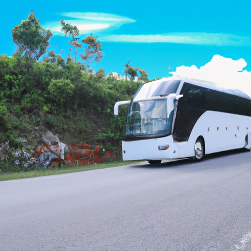 Một chiếc xe buýt hiện đại và thoải mái từ Nhà xe Ngọc Yến trên một chuyến đi đường cảnh đẹp.