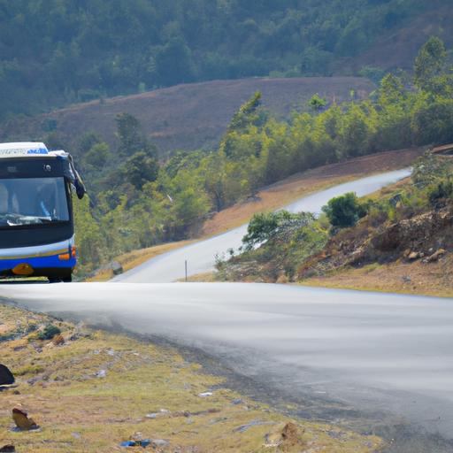 Xe bus Nhà Xe Ngọc Vượng đang lưu thông trên đường núi.