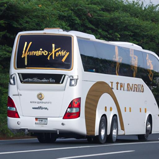 Xe buýt cao cấp với logo của nhà xe Thanh Thủy Duyên Hải đang di chuyển trên cao tốc.