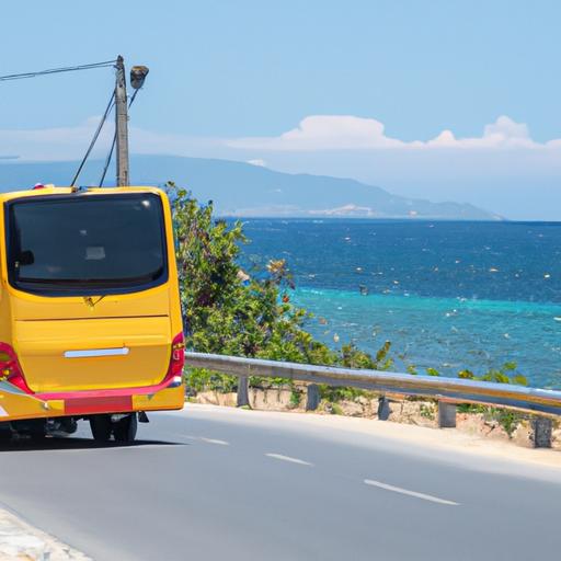 Xe buýt của nhà xe Cúc Tùng Nha Trang đi trên đường ven biển