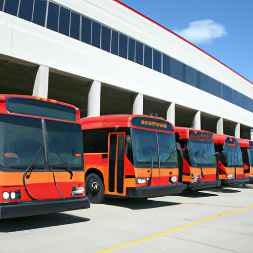Các chiếc xe buýt hiện đại của công ty vận tải đậu trước trụ sở.