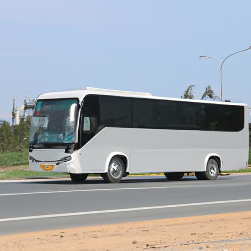 Một chiếc xe buýt hiện đại và an toàn của Nhà Xe Thiện Trí Phan Rang trên đường cao tốc.