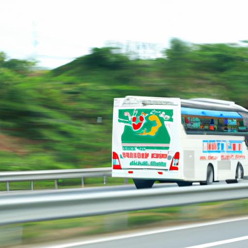 Xe buýt với biểu tượng Nhà xe Minh Đức di chuyển trên đường cao tốc.