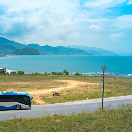 Xe buýt Nhà xe Sài Gòn trên hành trình đến Nha Trang, đi qua một khung cảnh đồi cát ven biển tuyệt đẹp.