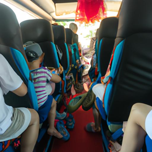 Gia đình ngồi trên xe buýt với khoảng chân rộng rãi và điều hòa đang trên đường đến Phú Yên.