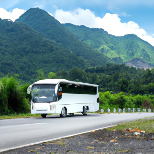 Xe khách Phương Trang trên đường quanh co ngoại ô với cảnh đồi núi xanh tươi