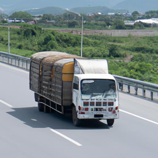 Xe tải Phương Trang Hậu Giang vận chuyển hàng hóa trên đường cao tốc.