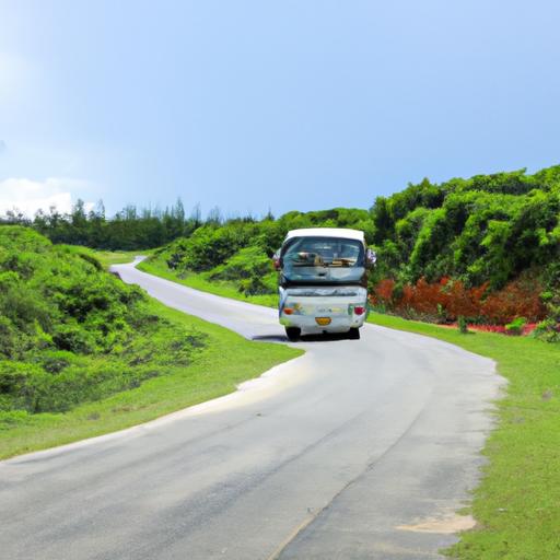 Xe khách Tuấn Trang lưu thông trên tuyến đường đẹp qua vùng quê.