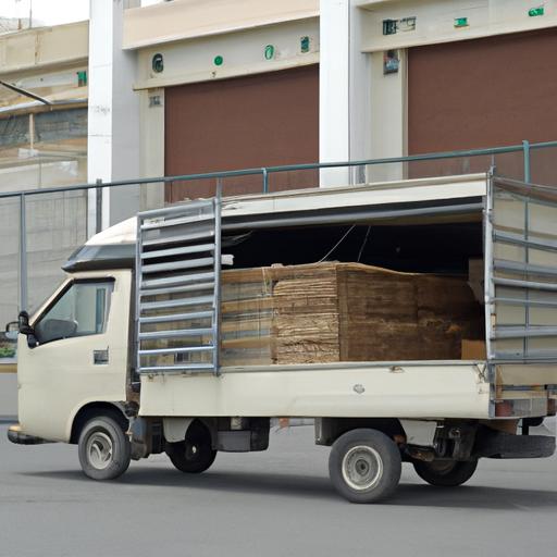 Xe vận chuyển hàng hóa của Nhà xe Thăng Long tại kho bãi