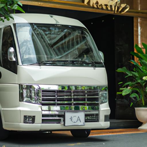 Chiếc xe van sang trọng của nhà xe Anh Tuấn đỗ trước khách sạn