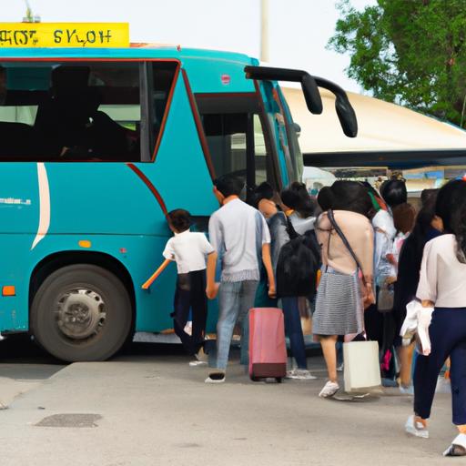 Đoàn khách lên xe buýt Tấn Lợi tại một trạm đông đúc.